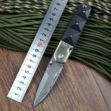 2015 nuevo envío gratis hechos a mano damasco cuchillo de bolsillo cuchillo plegable de la alta calidad de madera de sándalo negro diamante guardia latón forma