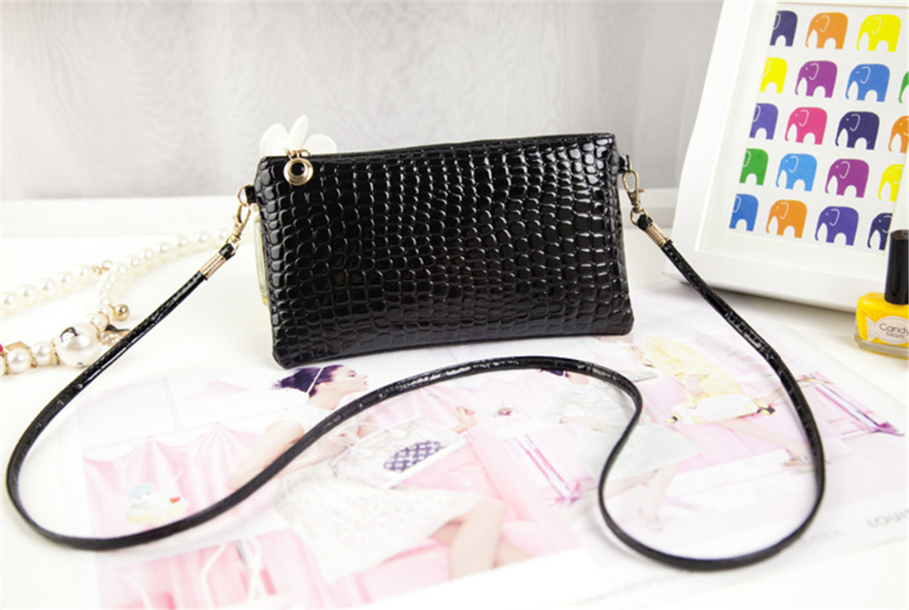 Сумочка - клатч с длинной ручкой. цвет черный. под крокодила. размер 19,5*12 см,
