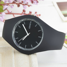 Nuevo 2015 ginebra goma ocio reloj de cuarzo, diseño simple. mujeres, hombres y los niños. son adecuados. envío gratis