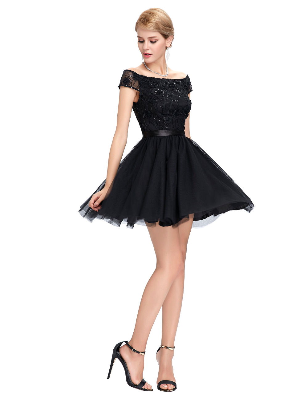 Черное короткое платье с пышной юбкой