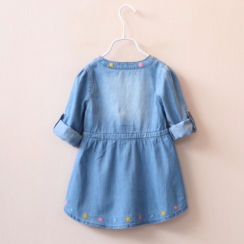 helesinine teksakleit pikkade varrukatega ja lilledega kaunistatud äär