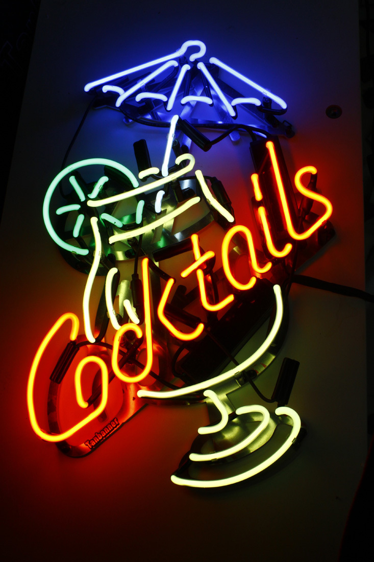 Cocktails wile Bar Art NEON LIGHT Sign -in Advertising