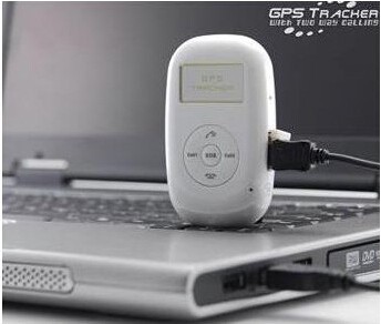 mini-screen-personal-tracker-V690-Two-way-talking-support-gprs-protocol-tracker-for-kids-elderly-tk302