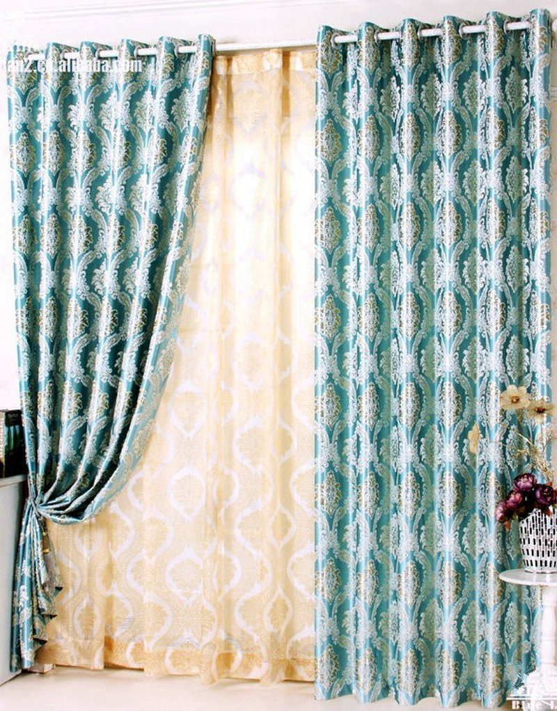 Tende blu soggiorno: soggiorno classico con arredamento scuro sia ...
