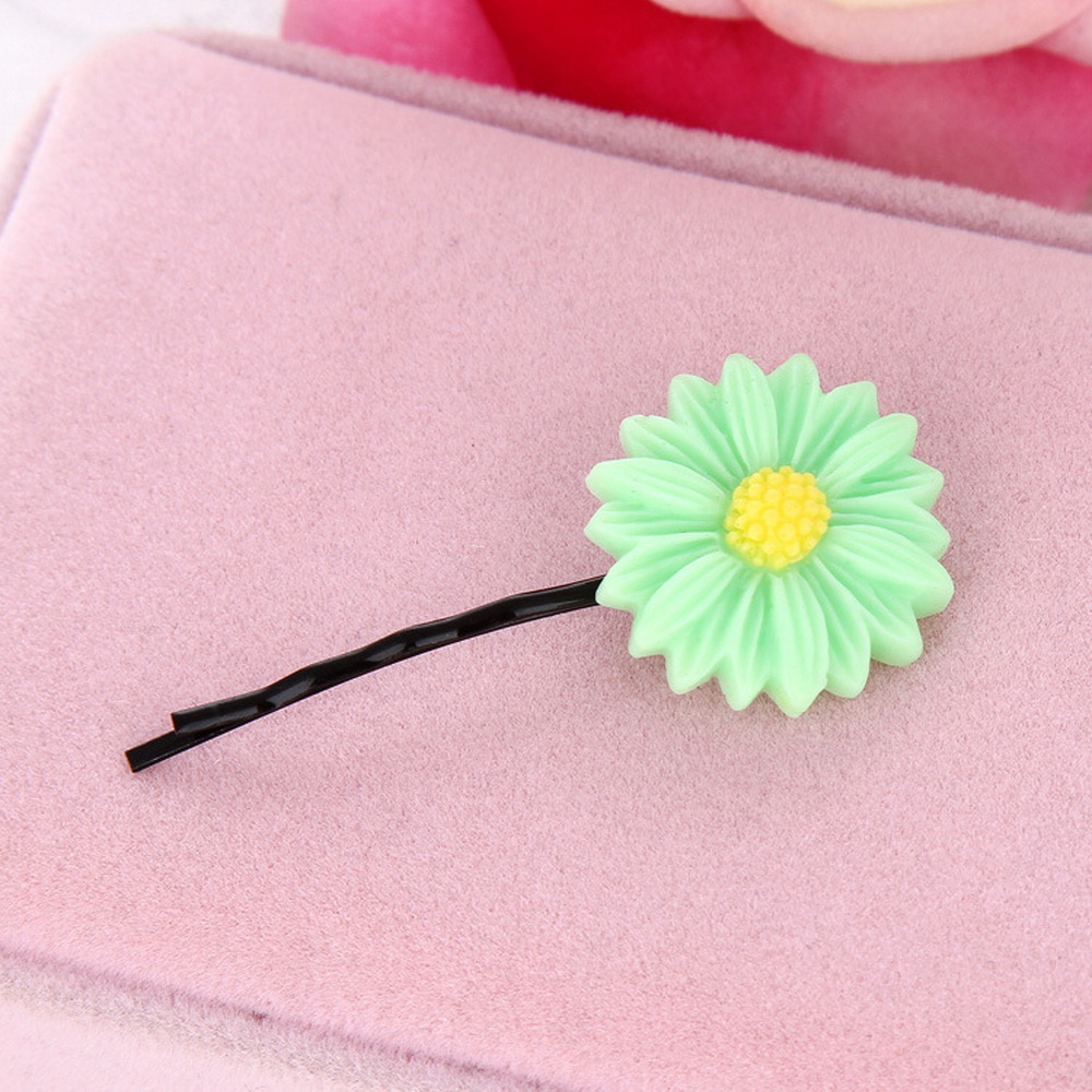 small daisy hair clips