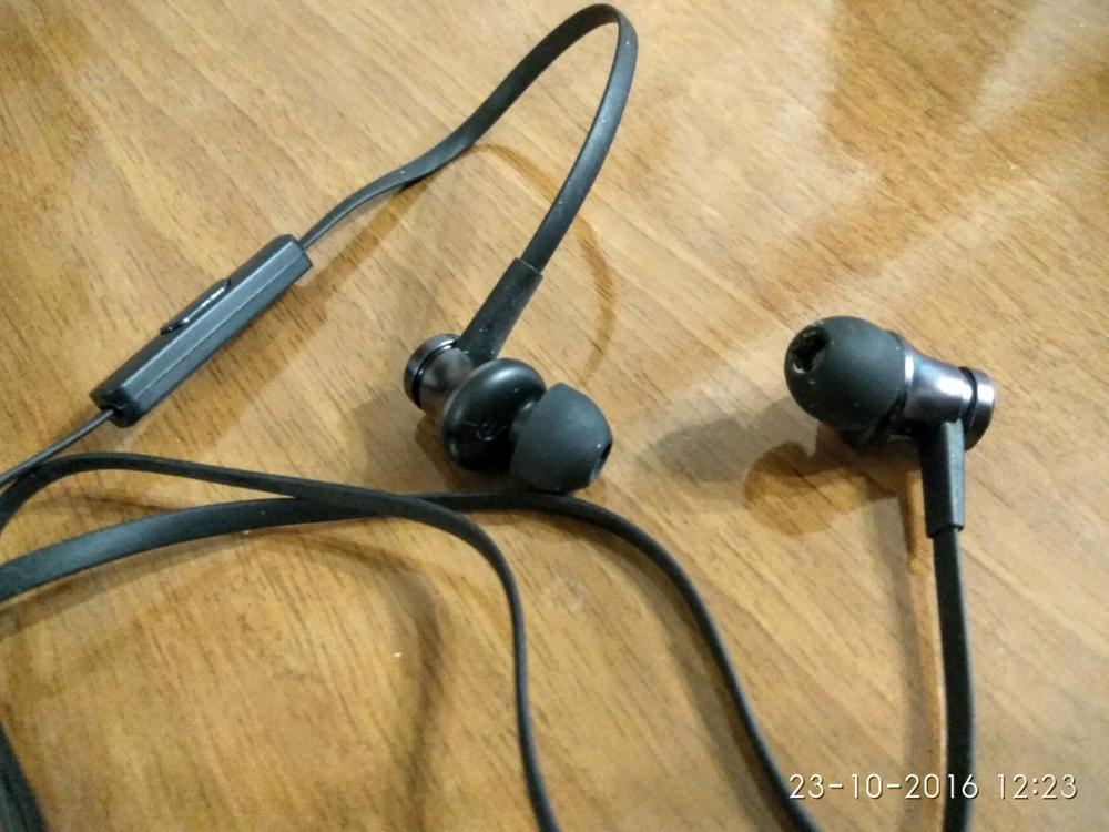 Выглядят качественно. Прорезиненная шнуровка. Качество звука не HiFi, но приемлемо для такой цены. Даже басы есть. Не для всех ушей... Для узких ушных каналов не рекомендую. Товар могу рекомендовать к покупке. Настройки ставлю, как на скрине. Рекомендую к покупке.