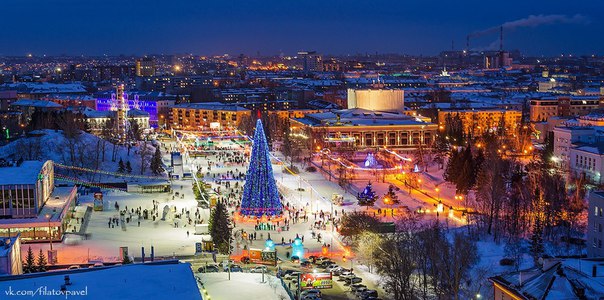 чехол сразу видно китайский, оригинальный на порядок лучше. крышка открывается в полный разворот жестковато. говенный поворотный механизм. окошко закрыто пластиком. не чувствительно к нажатиям и показывает сек 10 после закрытия. также отличающаяся крышка по немногу открывается(приклеено) думаю что на разворот долго не хватит месяцев чз 5 оторвется.... купите лучше бампер силиконовый и стекло вместо этого с виду красивого чехла! всех с праздником Нового Года!