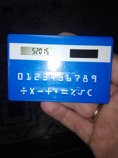 Доставка 40 дней. Для работы калькулятора надо яркое освещение. Вздутая пленка на цифрах.