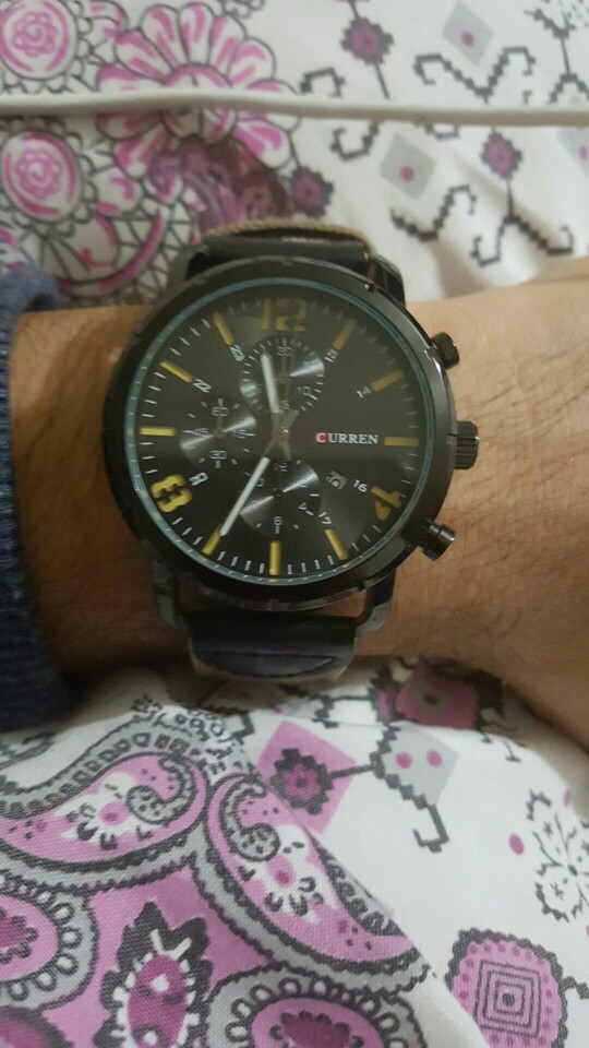 pazarda satılan 10 TL 20 TL lik saat.
